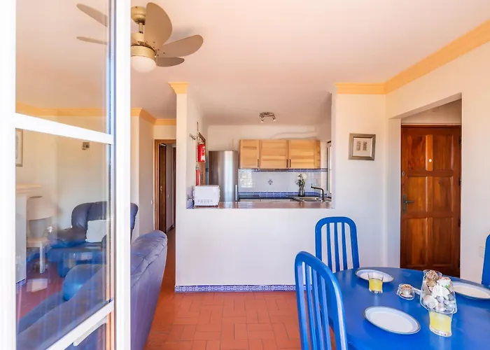 Old Village- 18b Alexander Street *