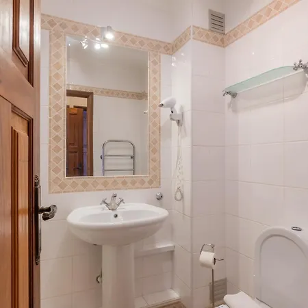 Old Village- 18b Alexander Street Apartment