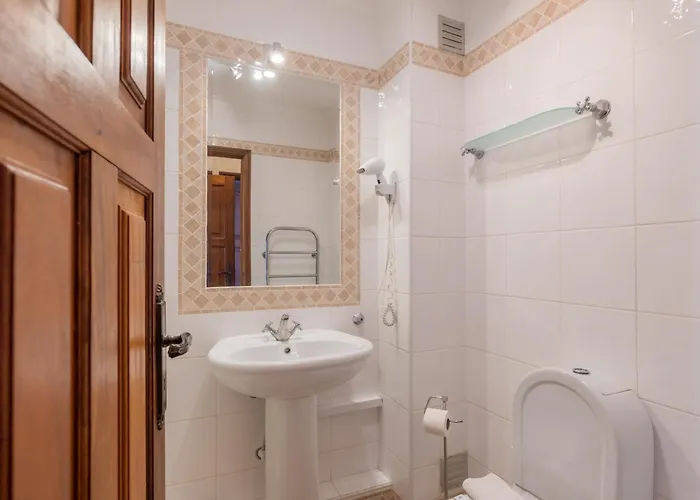 Old Village- 18b Alexander Street Apartman